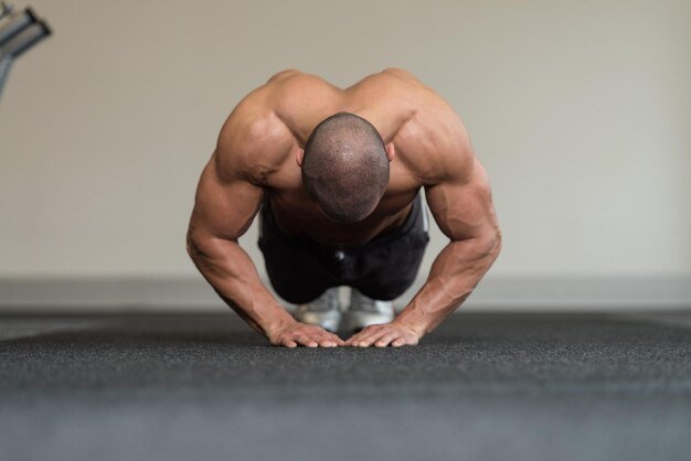Read more about the article 10 Incredible Calisthenics Push Workout for Sculpted Physique